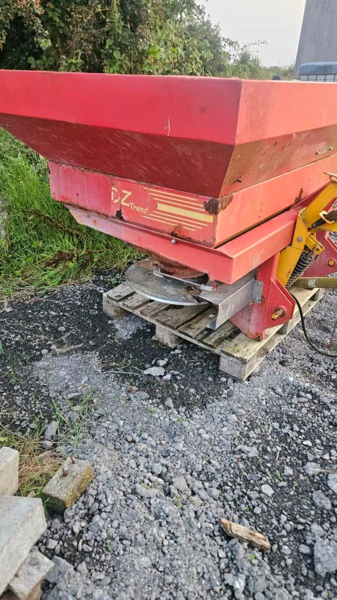 Fertilizer spreader - Image 2