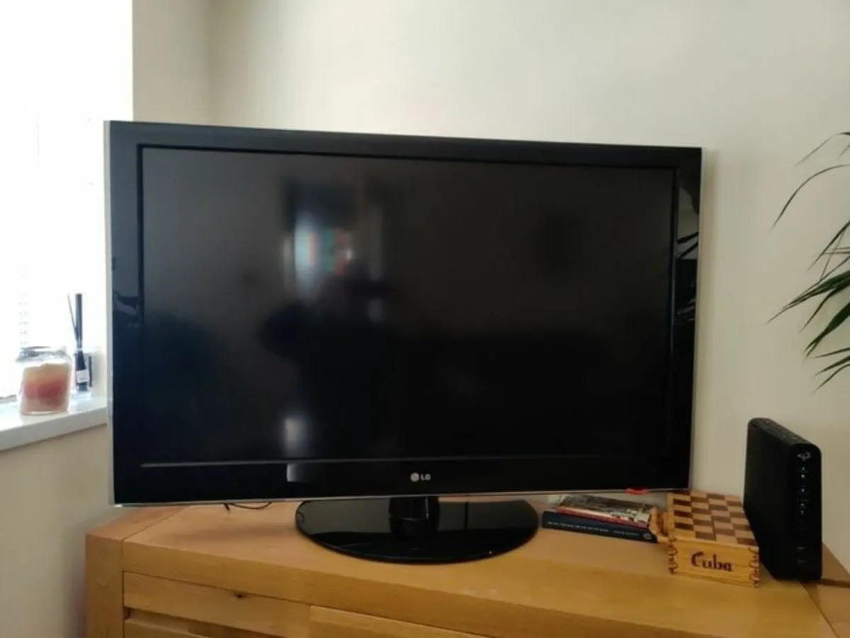 LG 47 inch tv - Image 2