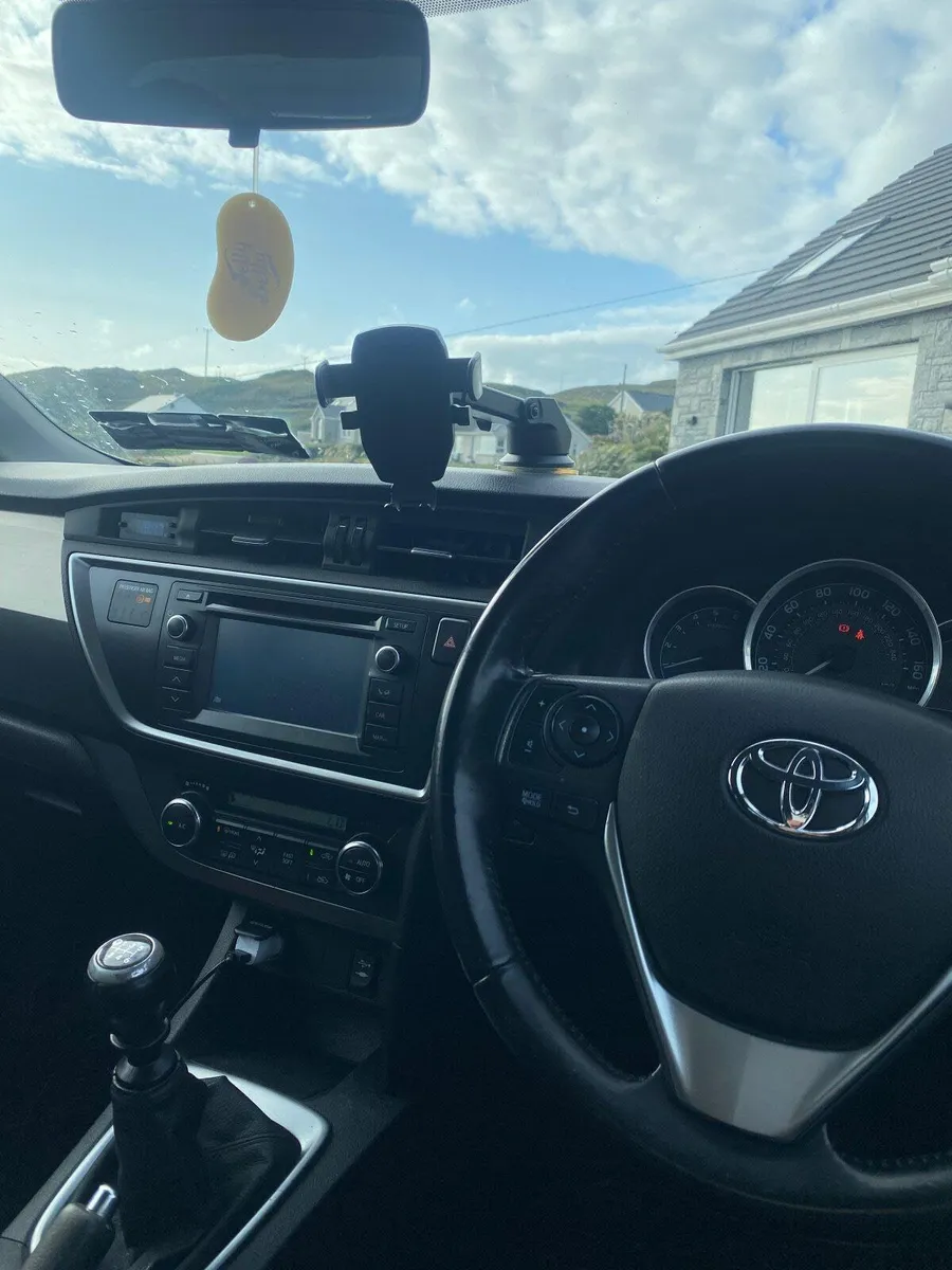 Toyota Auris 2014 - Image 2