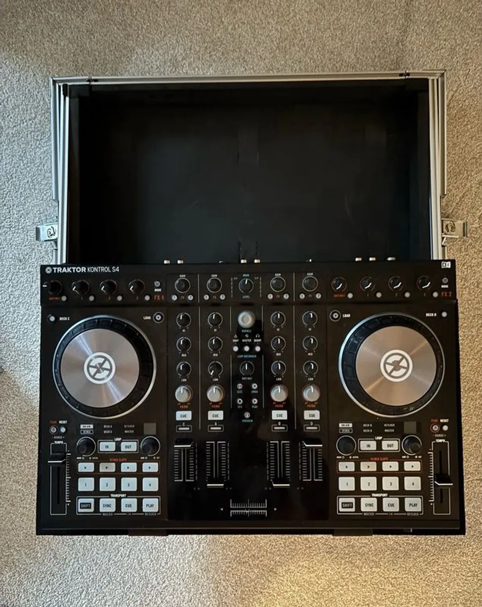 Traktor Kontrol S4 with Flight Case - Image 1