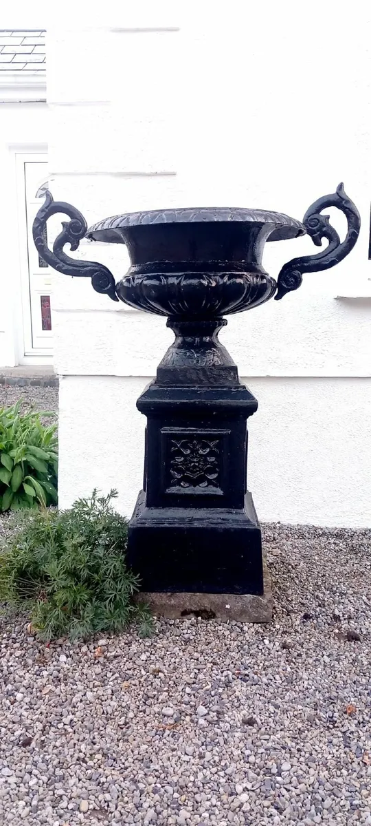 Cast iron garden urns - Image 1