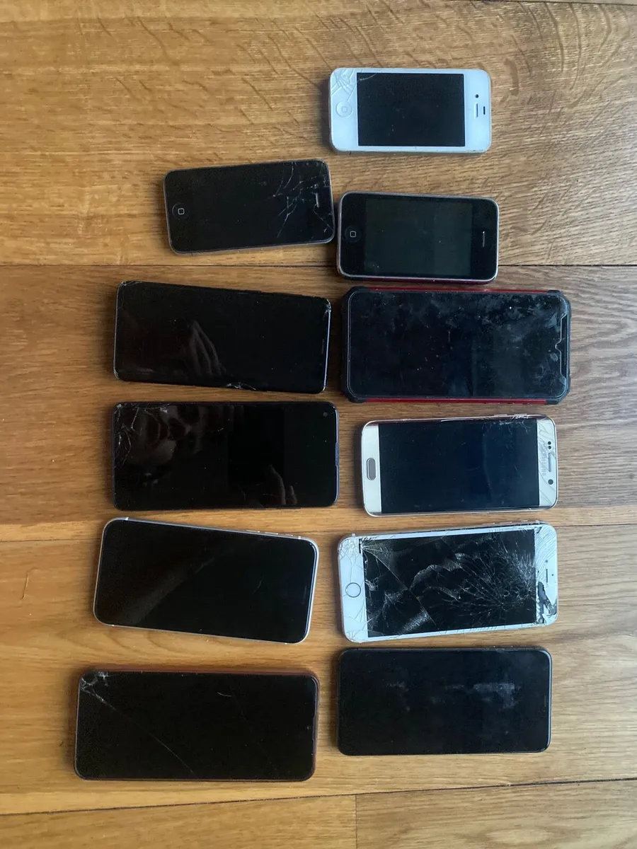 11 Old iPhones & Smartphone Job Lot
