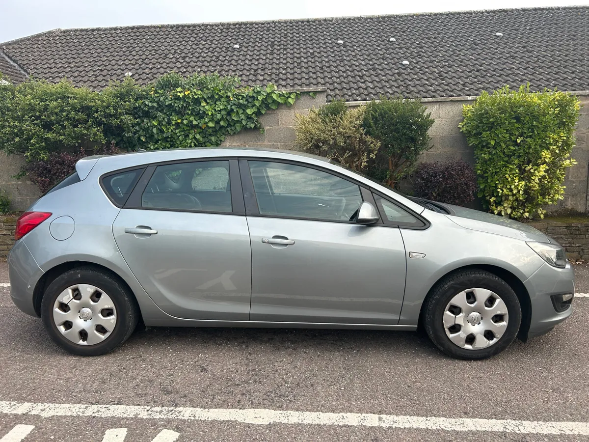 131 Opel Astra 1.4 Petrol 5dr - Image 3