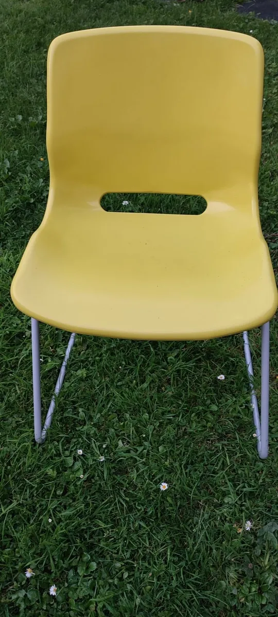 plastic chairs with metal legs - Image 1
