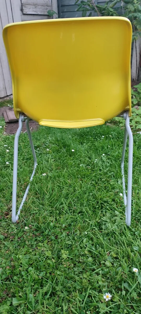 plastic chairs with metal legs - Image 2
