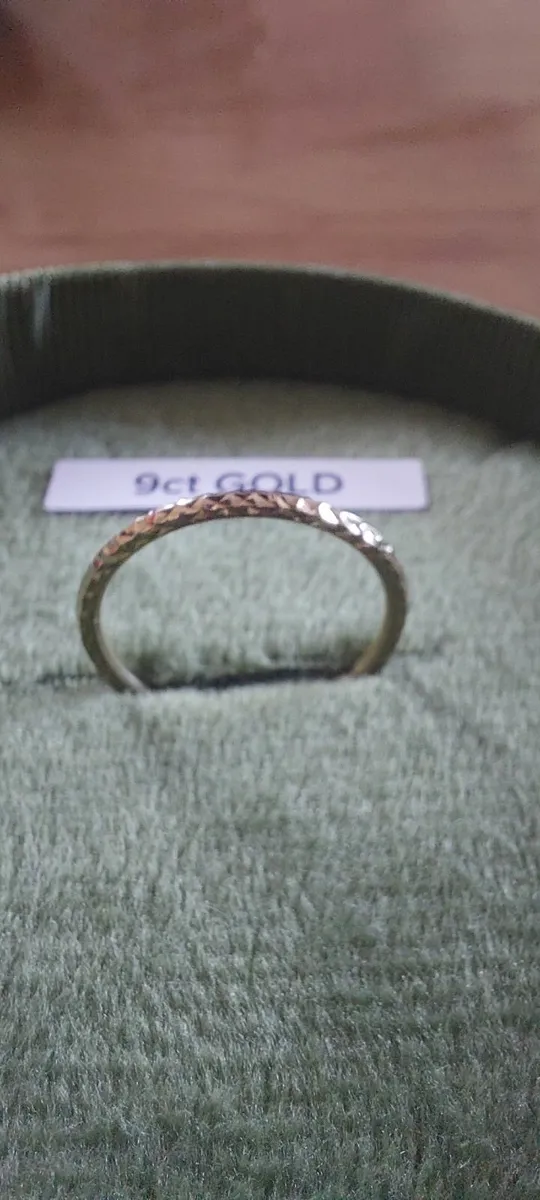 9 Carat Gold Diamond cut ring - Image 3