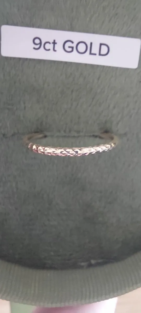 9 Carat Gold Diamond cut ring - Image 2