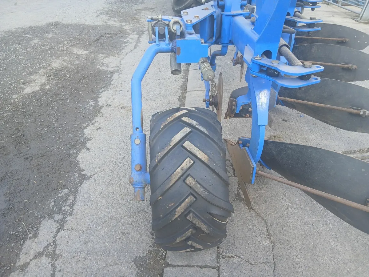 Newholland plough - Image 4