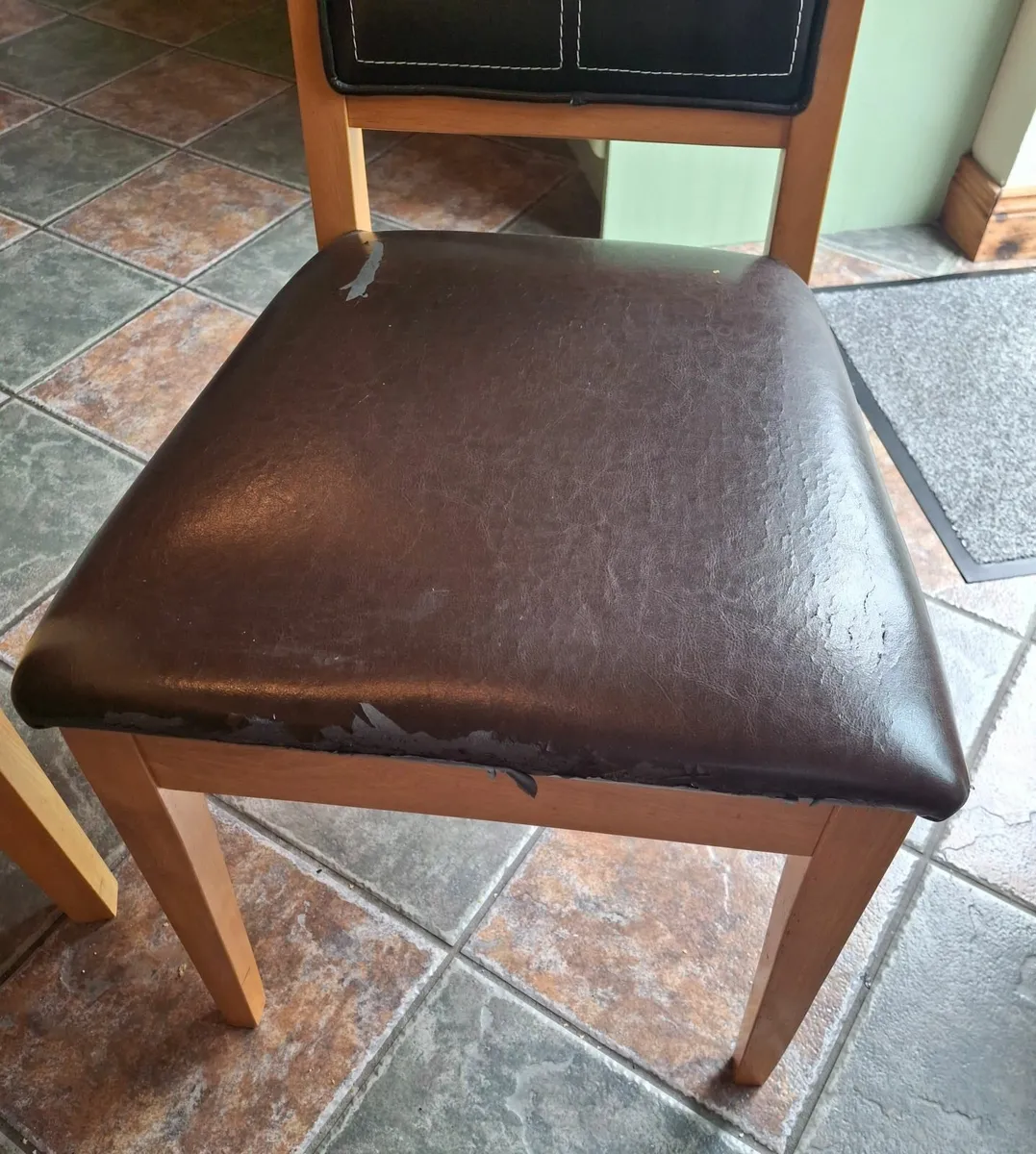 Kitchen table and chairs - Image 2
