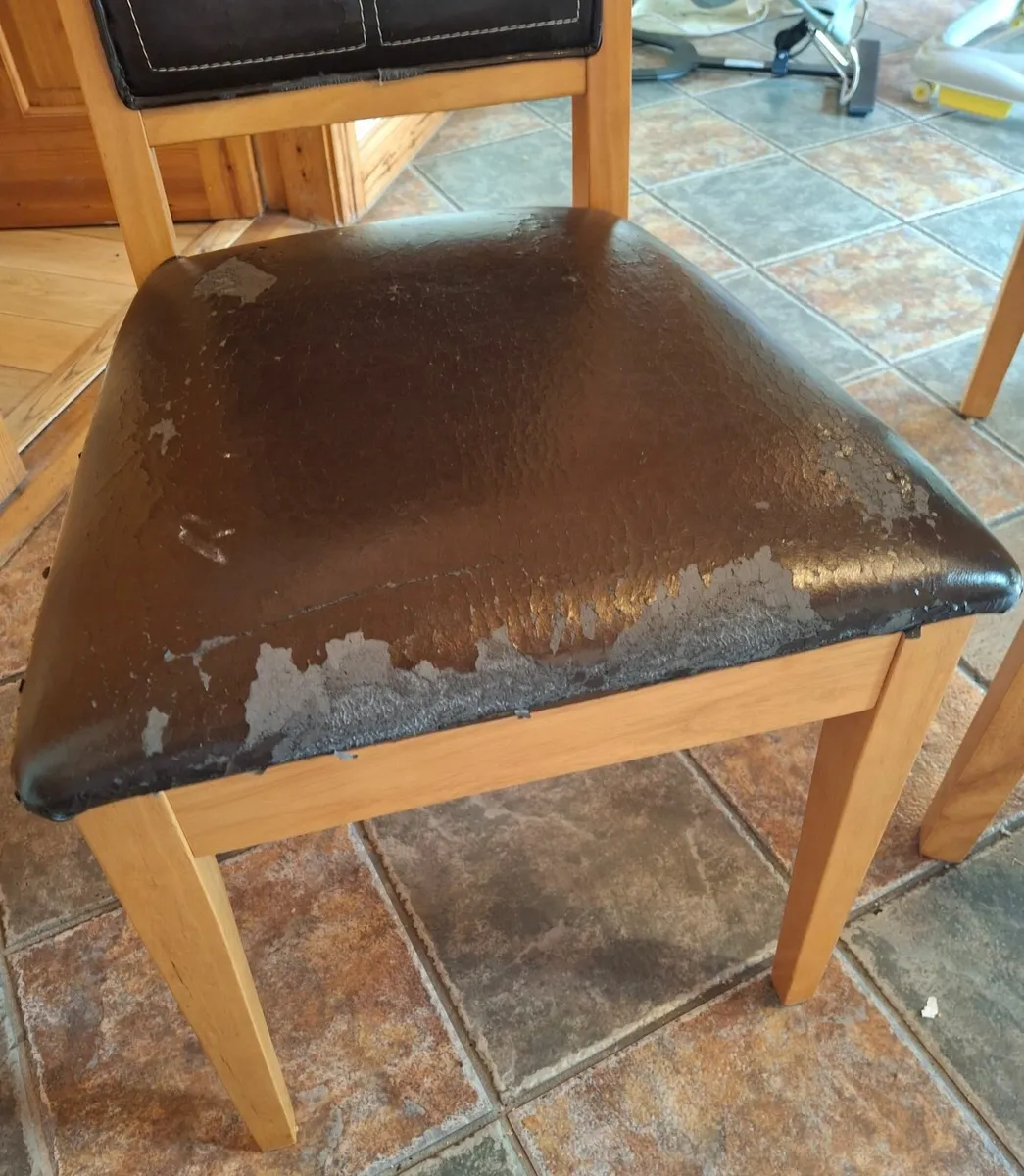 Kitchen table and chairs - Image 3