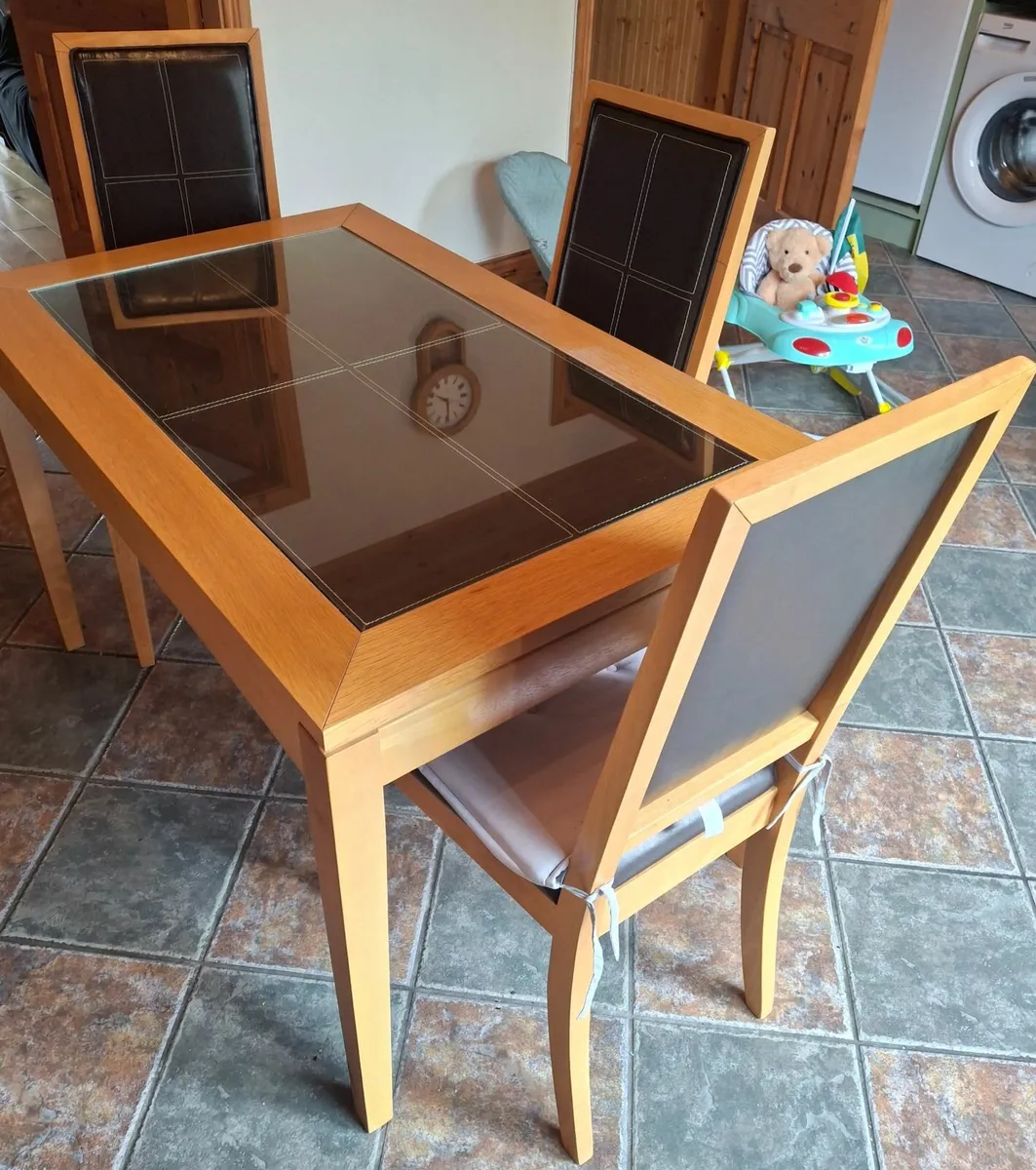 Kitchen table and chairs - Image 1