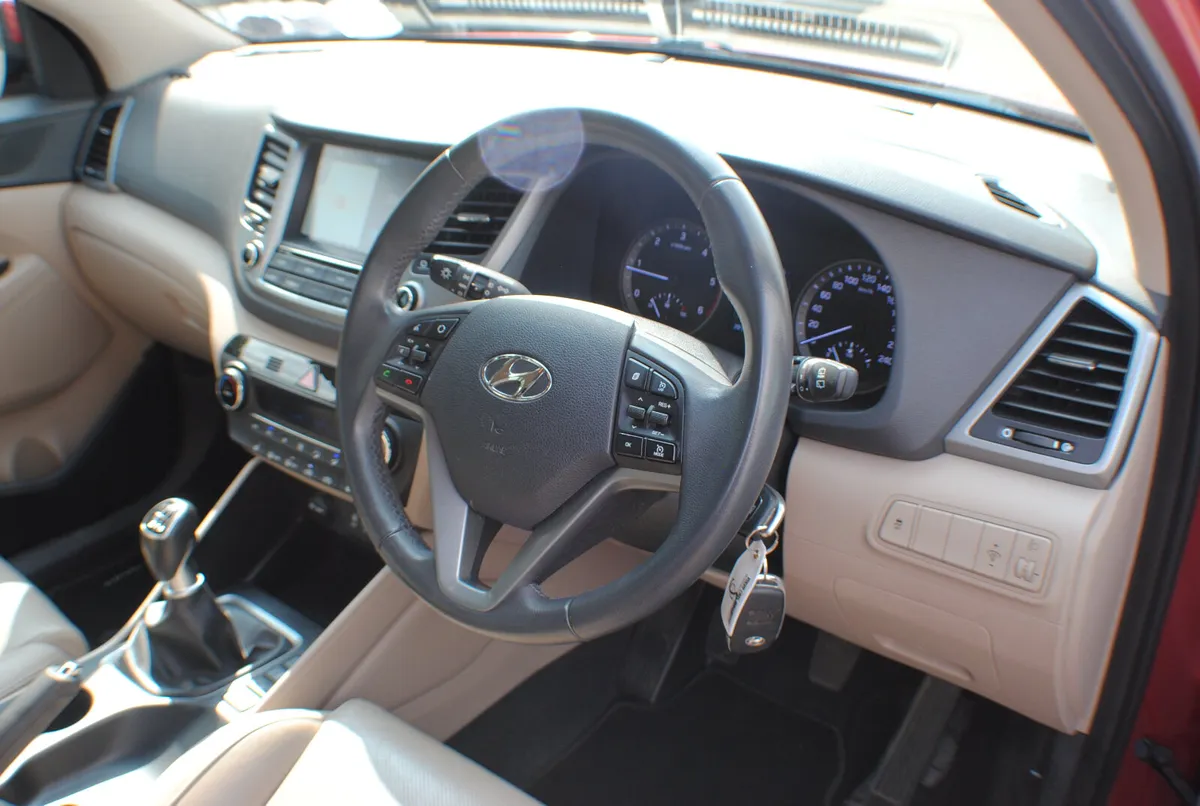 Hyundai Tucson 1.7 EXECUTIVE 5DR SUV 2018 - Image 2