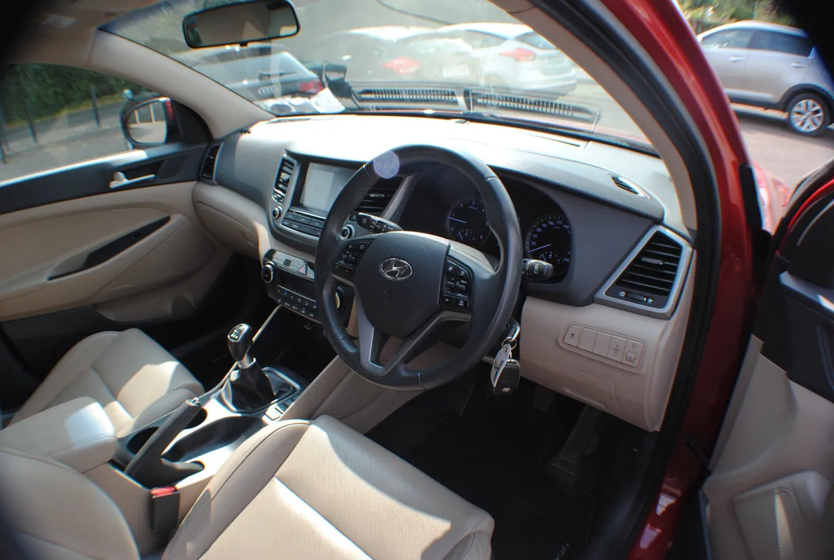 Hyundai Tucson 1.7 EXECUTIVE 5DR SUV 2018 - Image 3