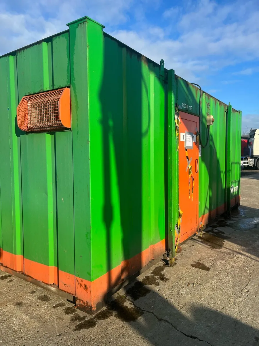 Toilet and showers - Image 1