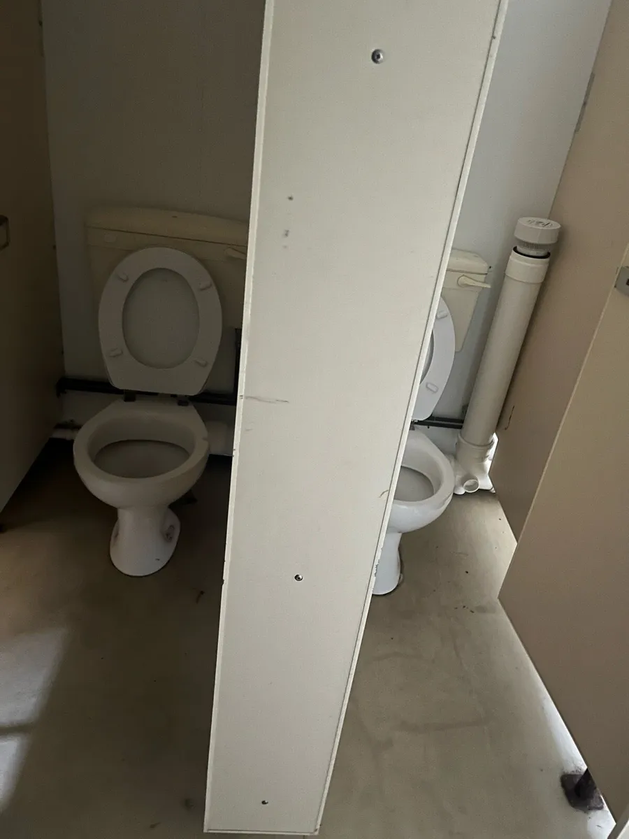 Toilet and showers - Image 4