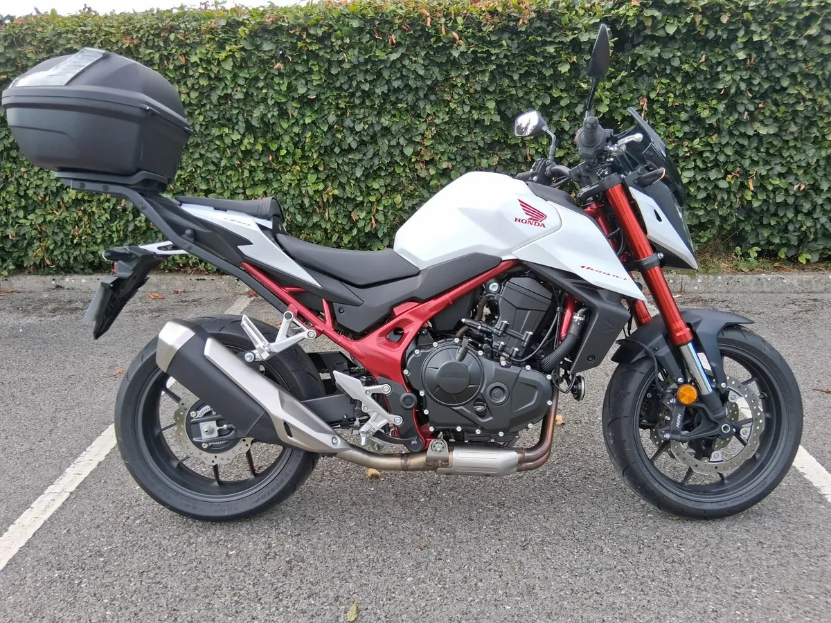 251 Honda CB750 Hornet - AS NEW - Image 1