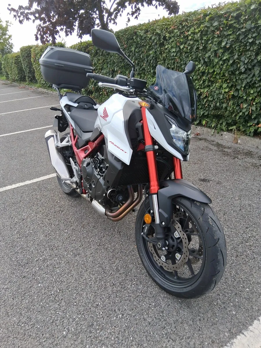 251 Honda CB750 Hornet - AS NEW - Image 2