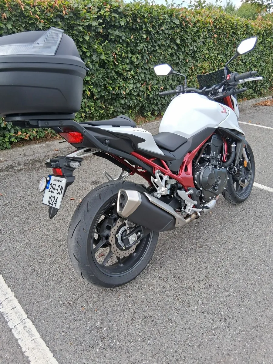 251 Honda CB750 Hornet - AS NEW - Image 3
