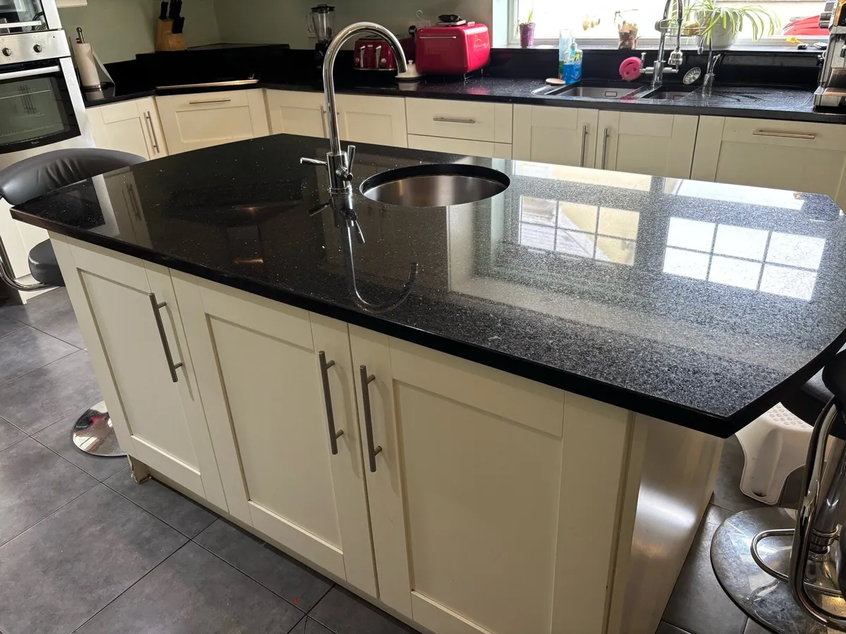 Kitchen and island - Image 3