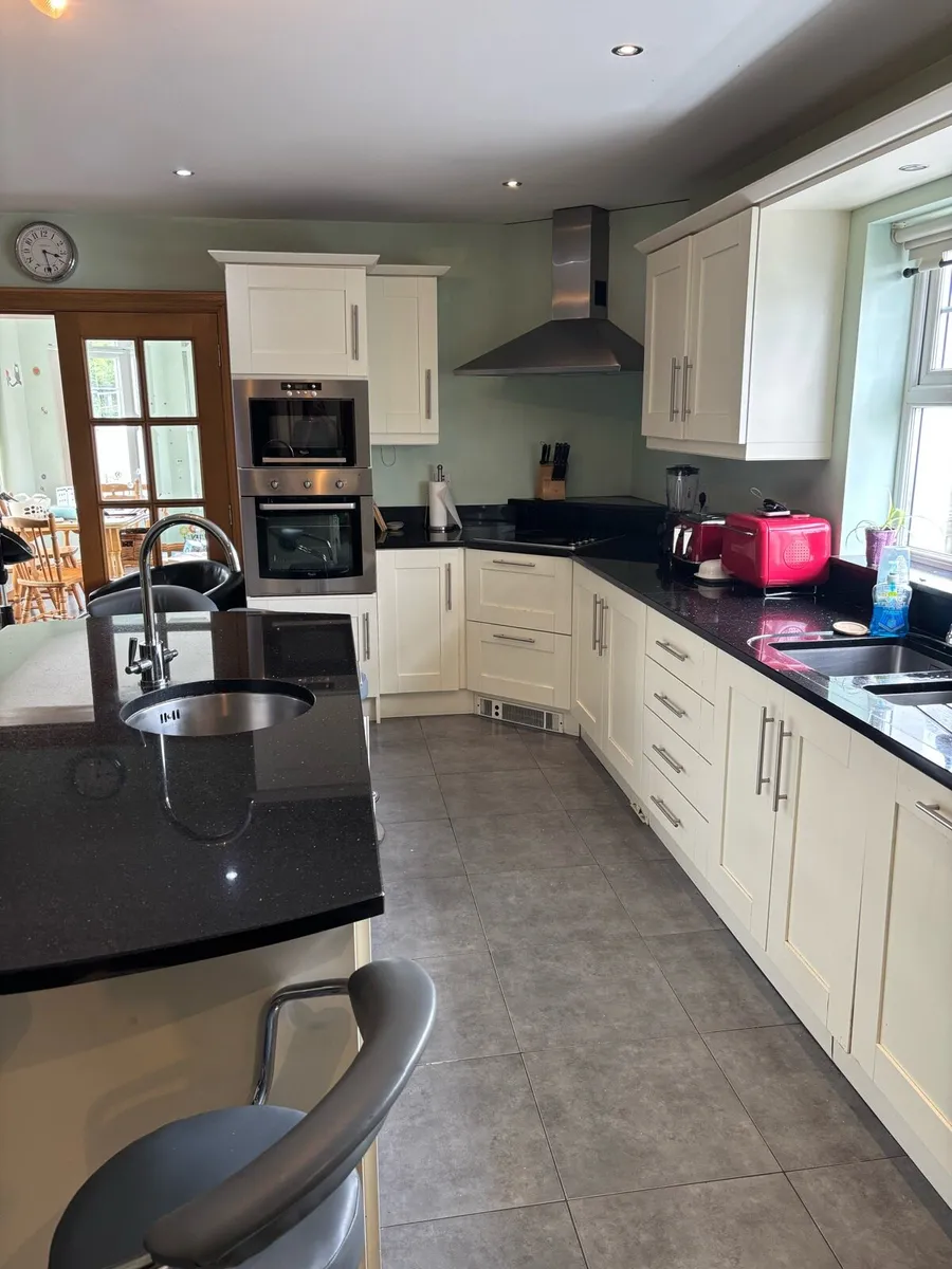 Kitchen and island - Image 4