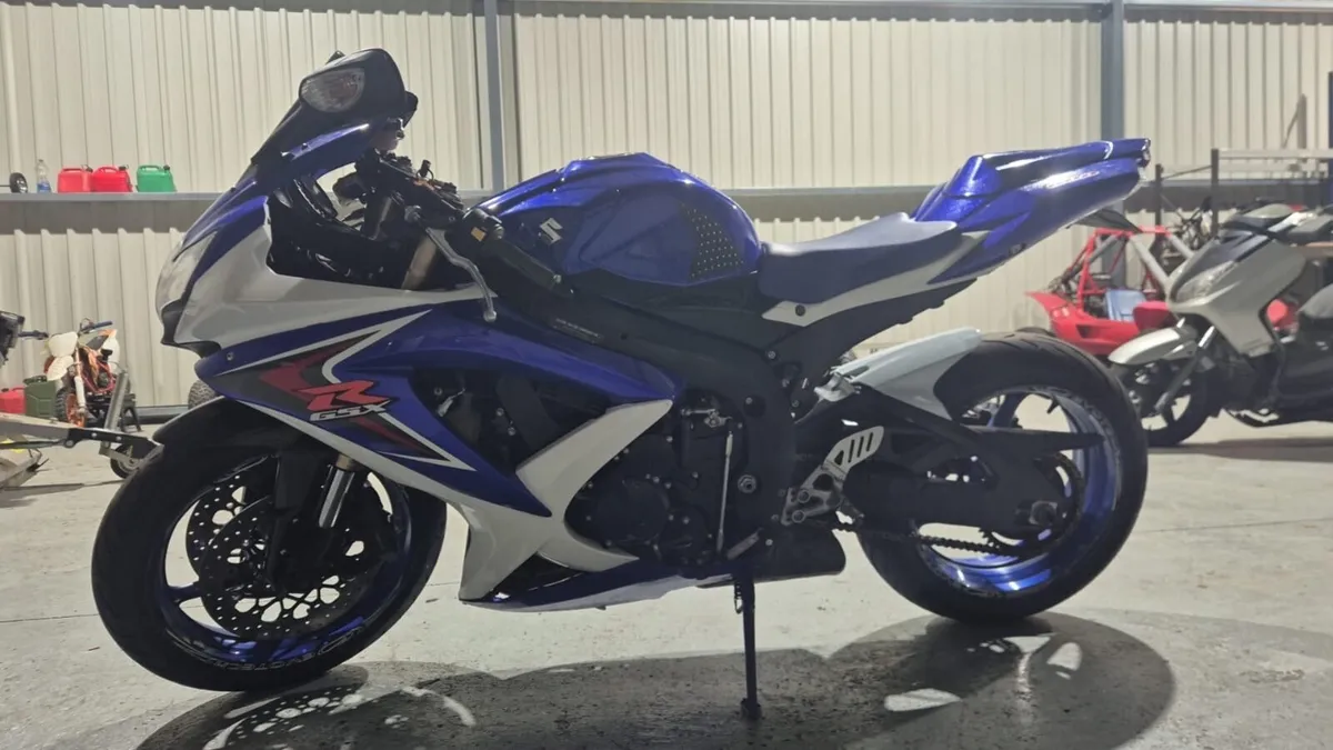 2010 Suzuki gsxr 600 - Image 2