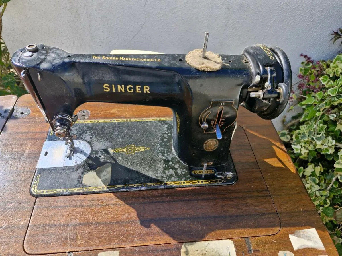 Singer Sewing machine with table - Image 1