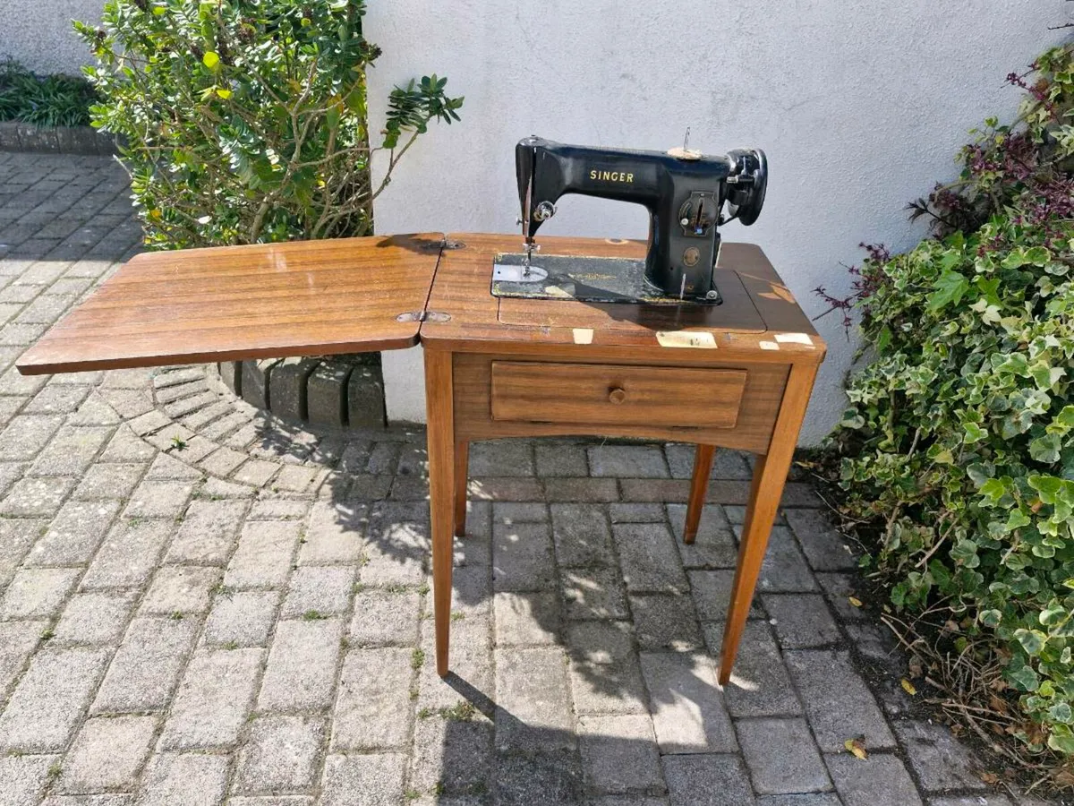 Singer Sewing machine with table - Image 2