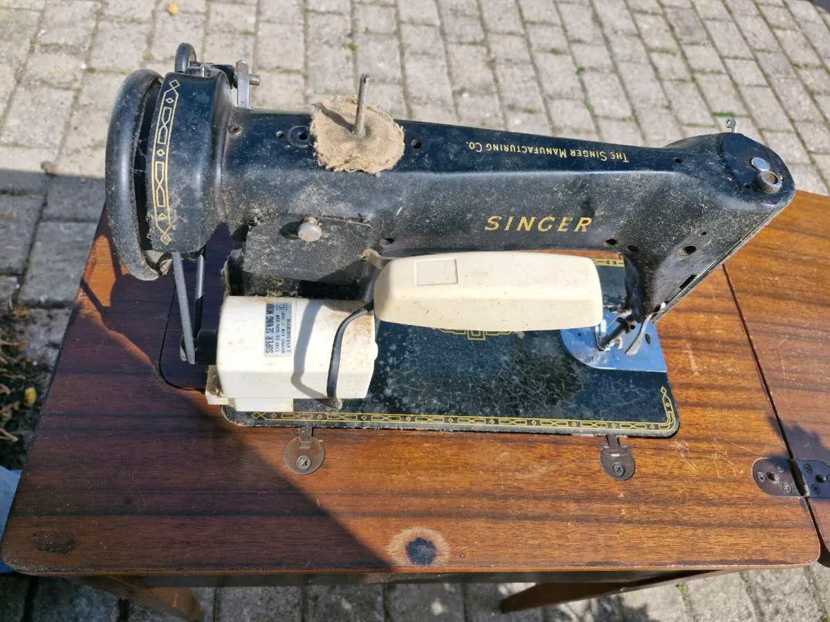 Singer Sewing machine with table - Image 3
