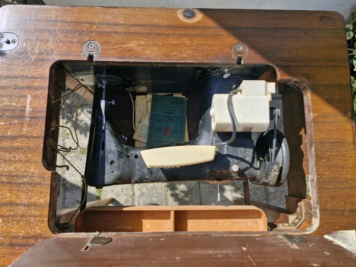 Singer Sewing machine with table - Image 4