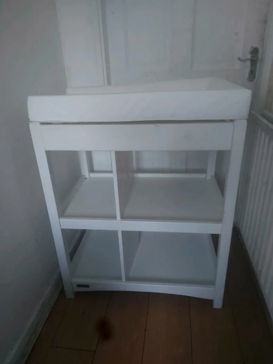 Mamas and papas changing table - Image 2