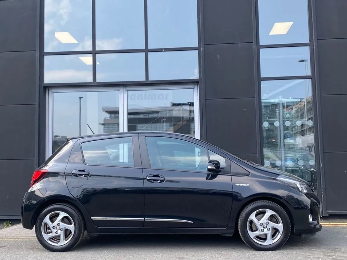 Toyota Yaris Hybrid Luxury Auto - Image 4