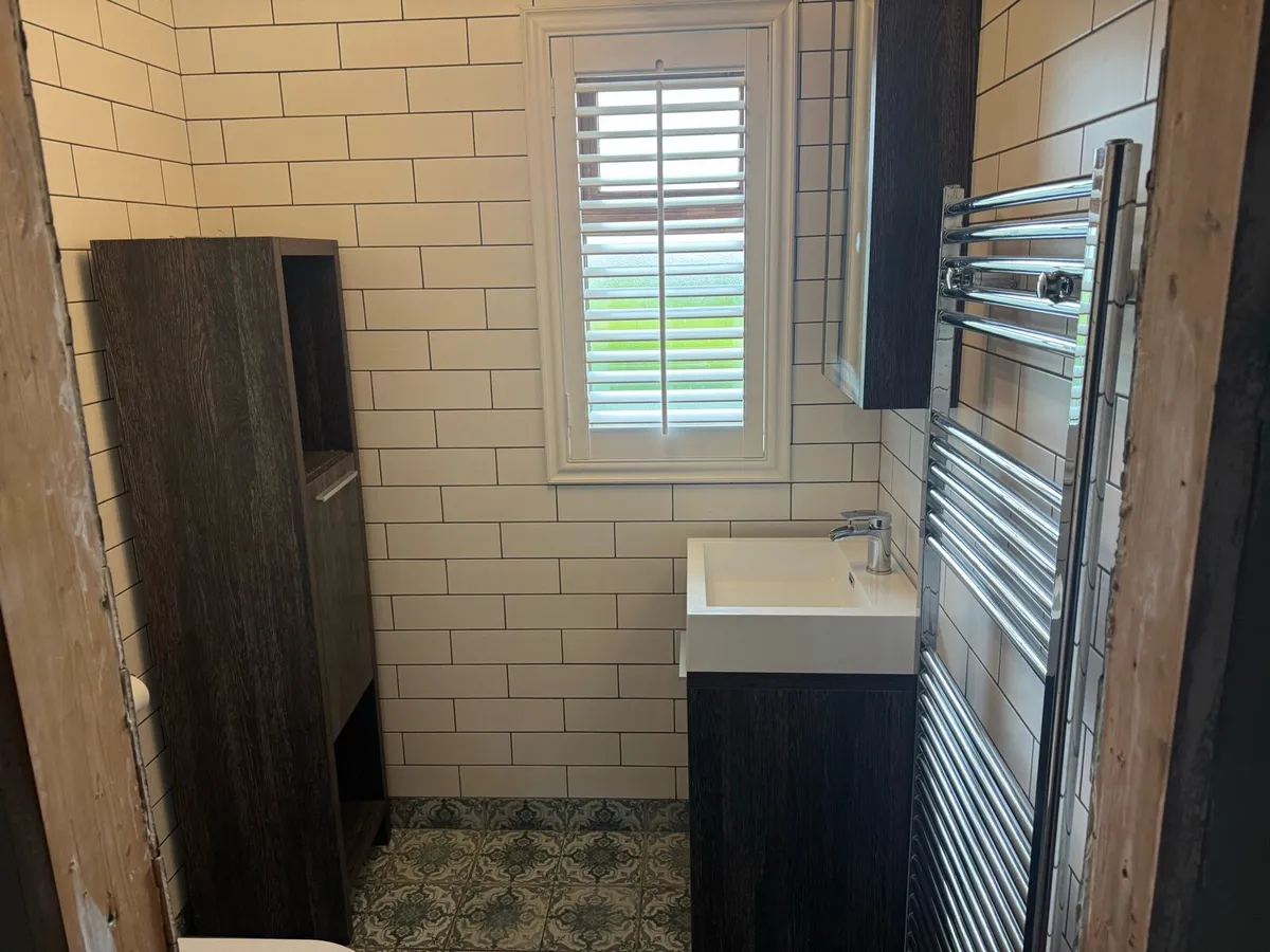 Bathroom suite - Image 1