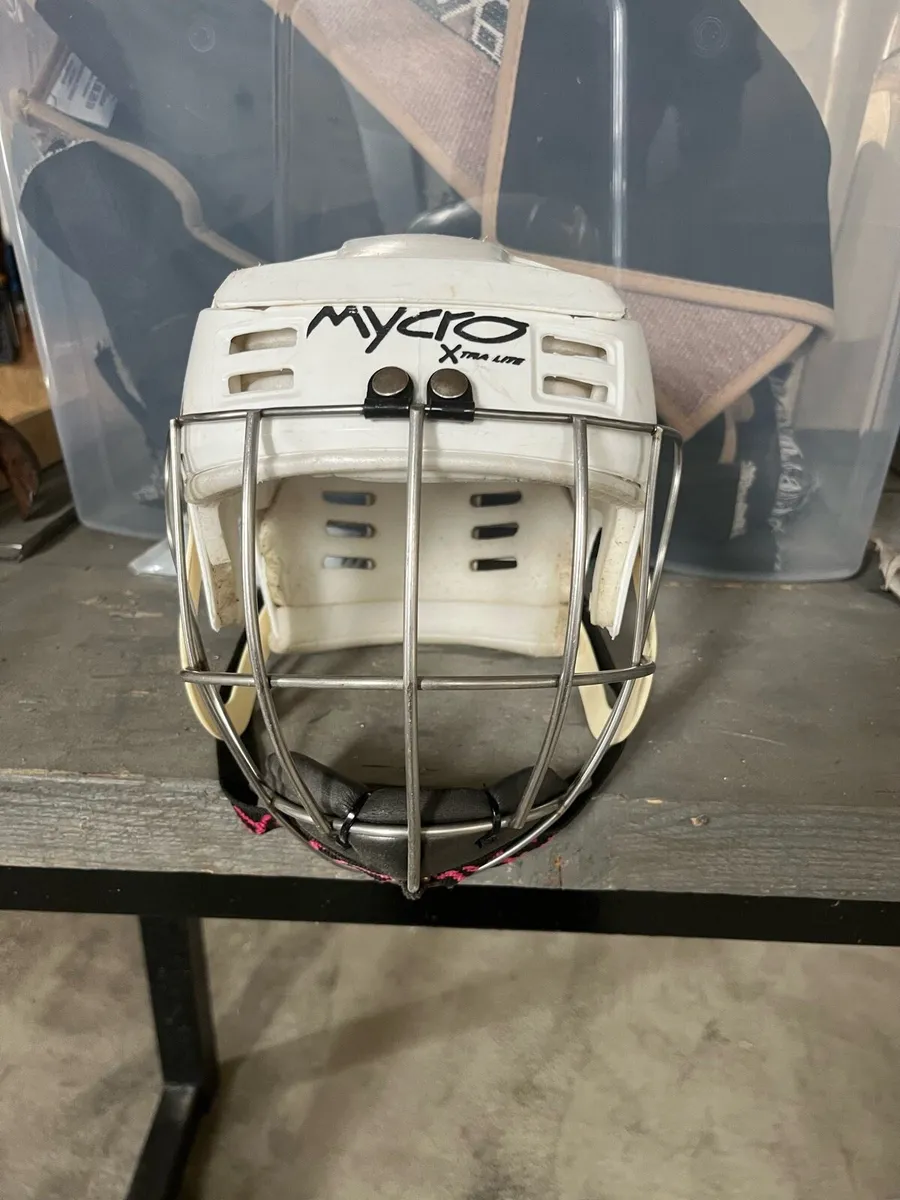 Hurling helmet - Image 1