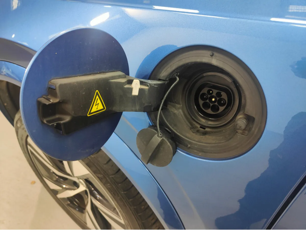 Volvo XC90 T8 TWIN EN PHEV R-DESIGN AT 5DR AUTO - Image 4