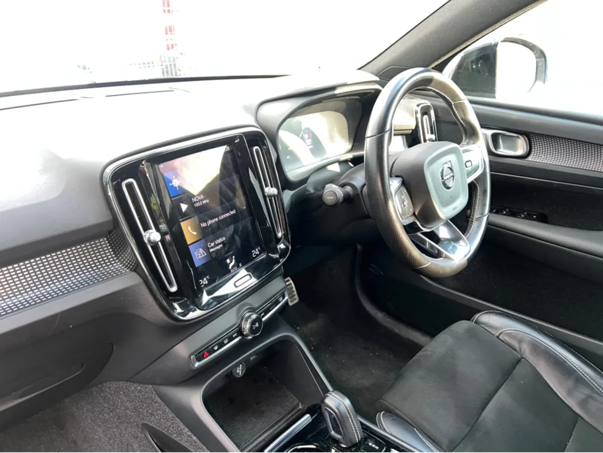 Volvo XC40 R-DESIGN T4 - Image 2