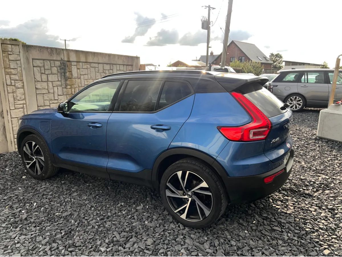 Volvo XC40 R-DESIGN T4 - Image 3