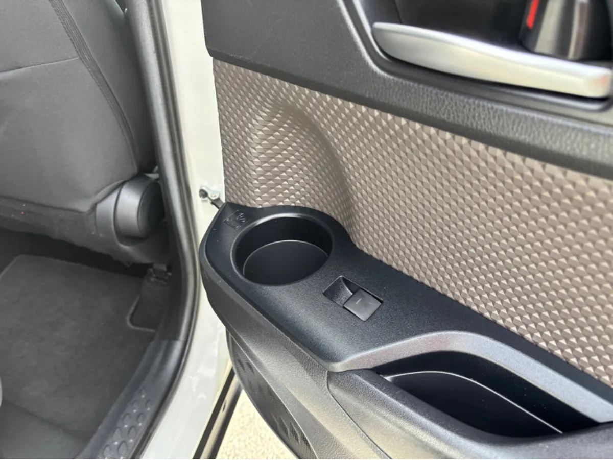 Toyota C-HR 1.8 HYBRID SOL 4DR AUTO - Image 4