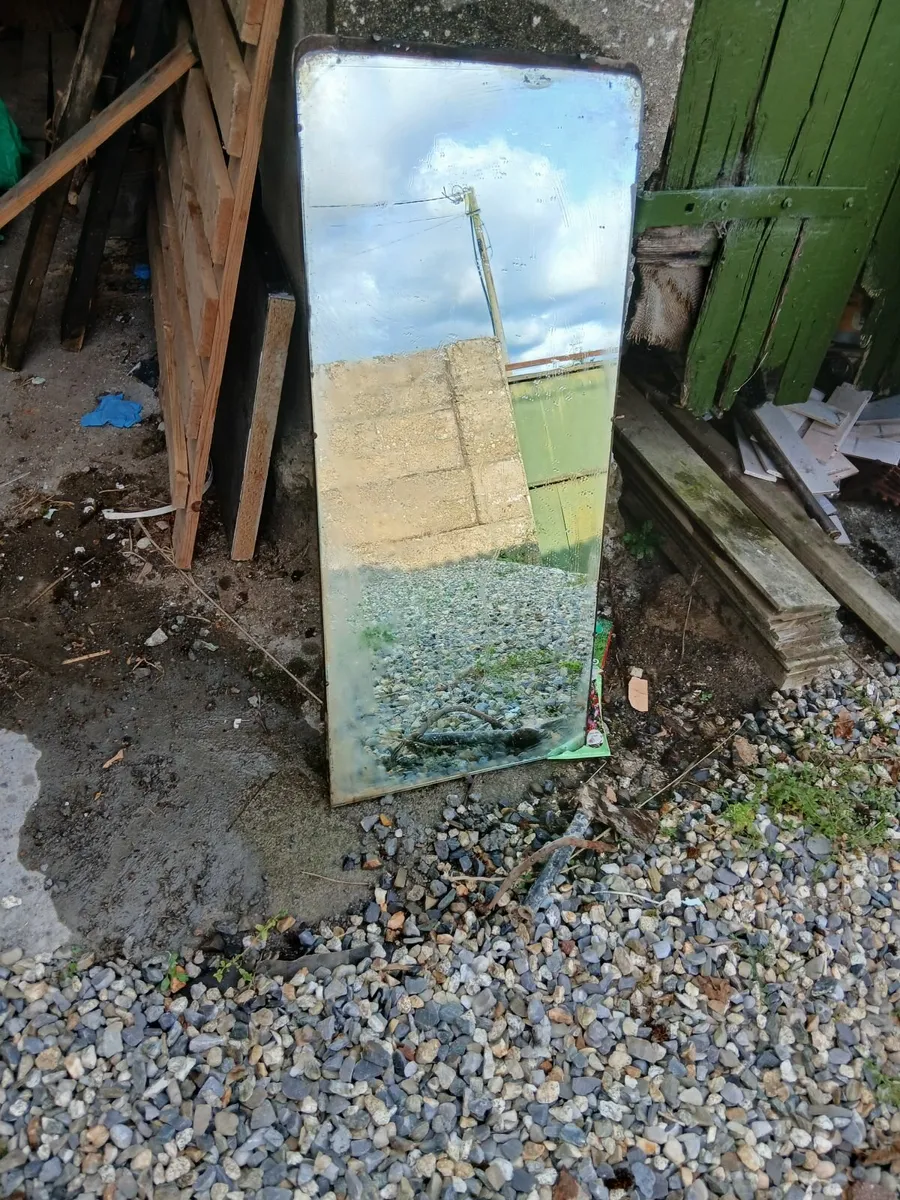 Two vintage distressed mirrors old plates - Image 1