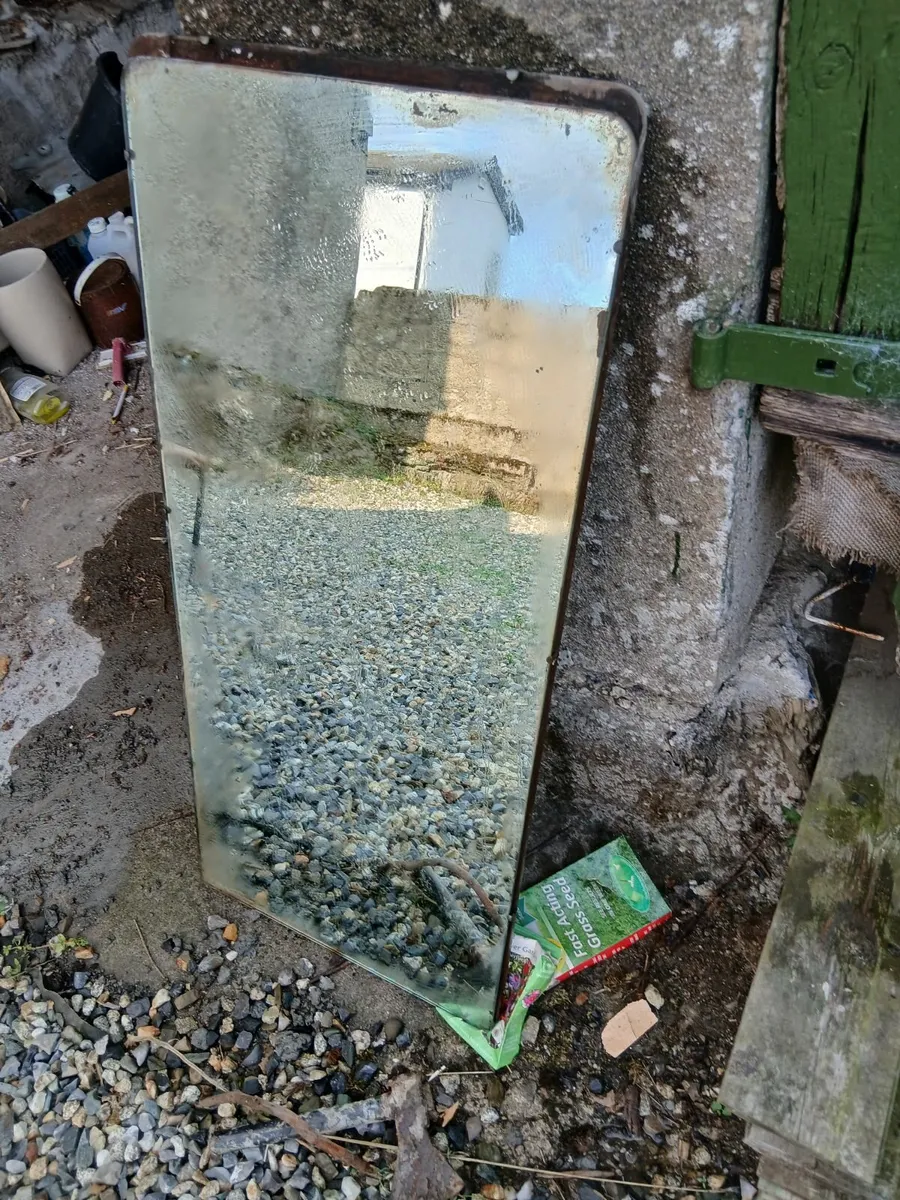 Two vintage distressed mirrors old plates - Image 3