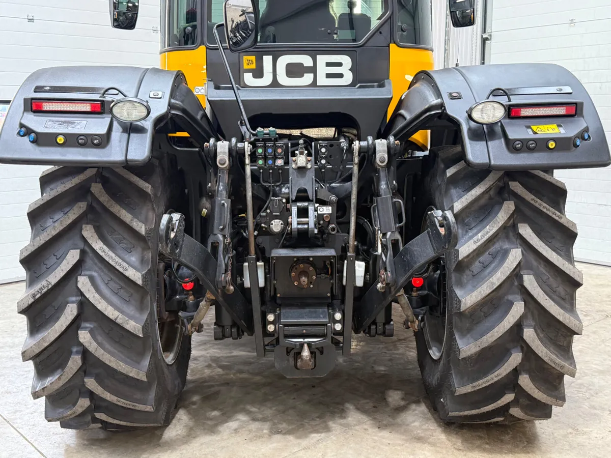 2022 JCB 4220 Fastrac - Image 4
