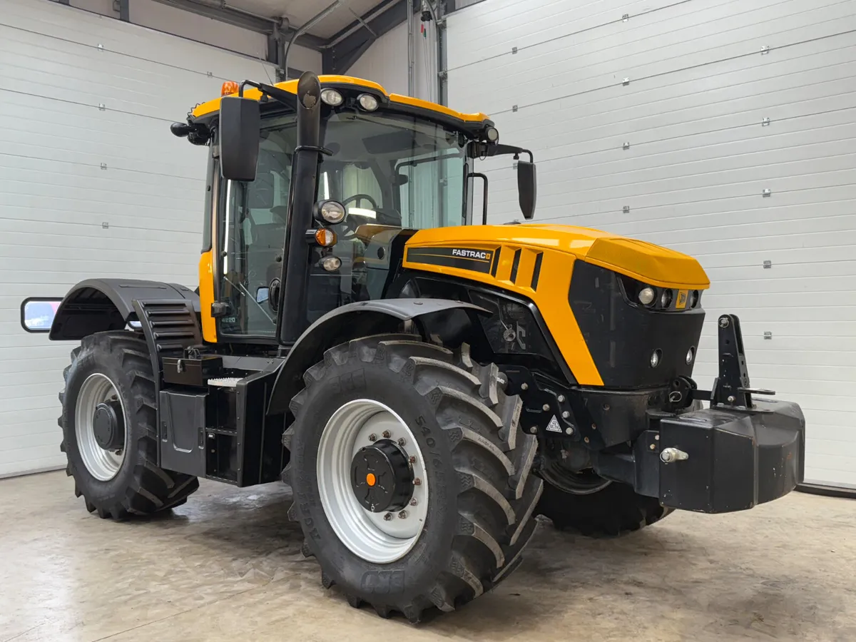 2022 JCB 4220 Fastrac - Image 2