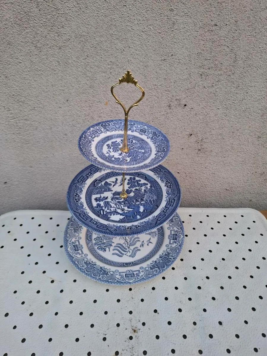 Blue willow style 3 tiers cake stand