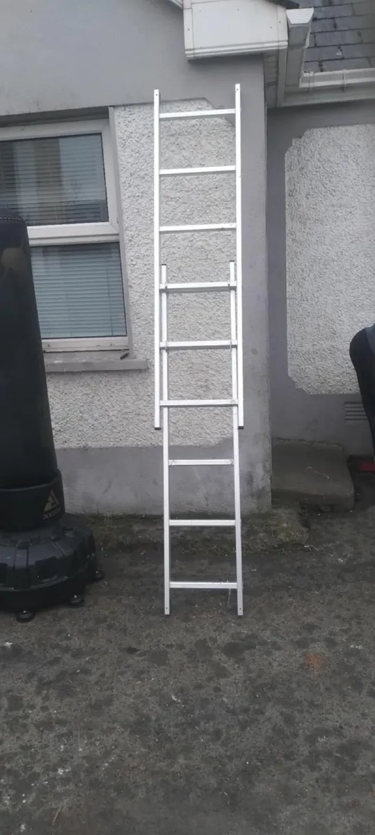 Handy ladder in excellent condition - Image 2