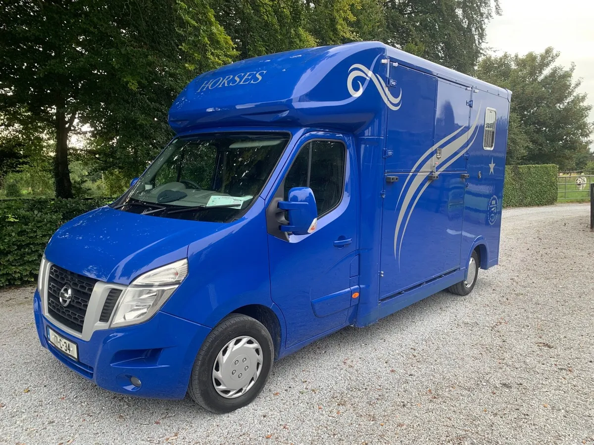 2017  Nissan 400 2 horse van - Image 1