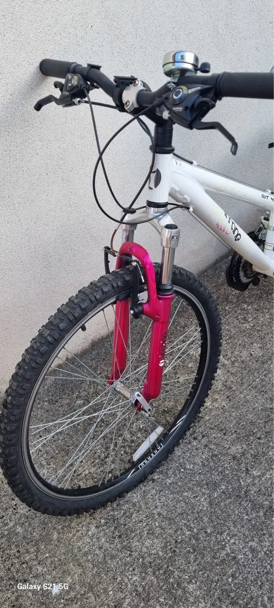 Girls 32” bike - Image 2