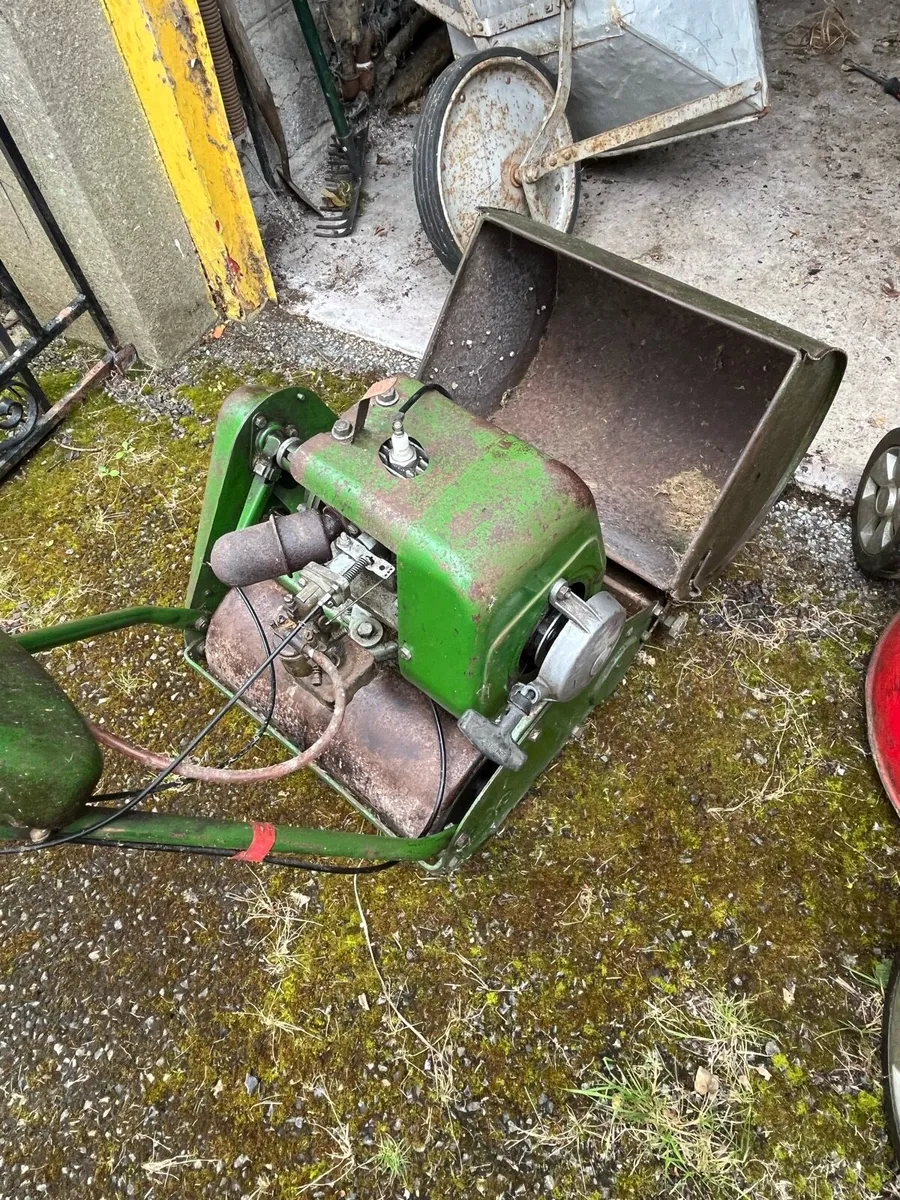 Qualcast commodore petrol lawnmower - Image 1