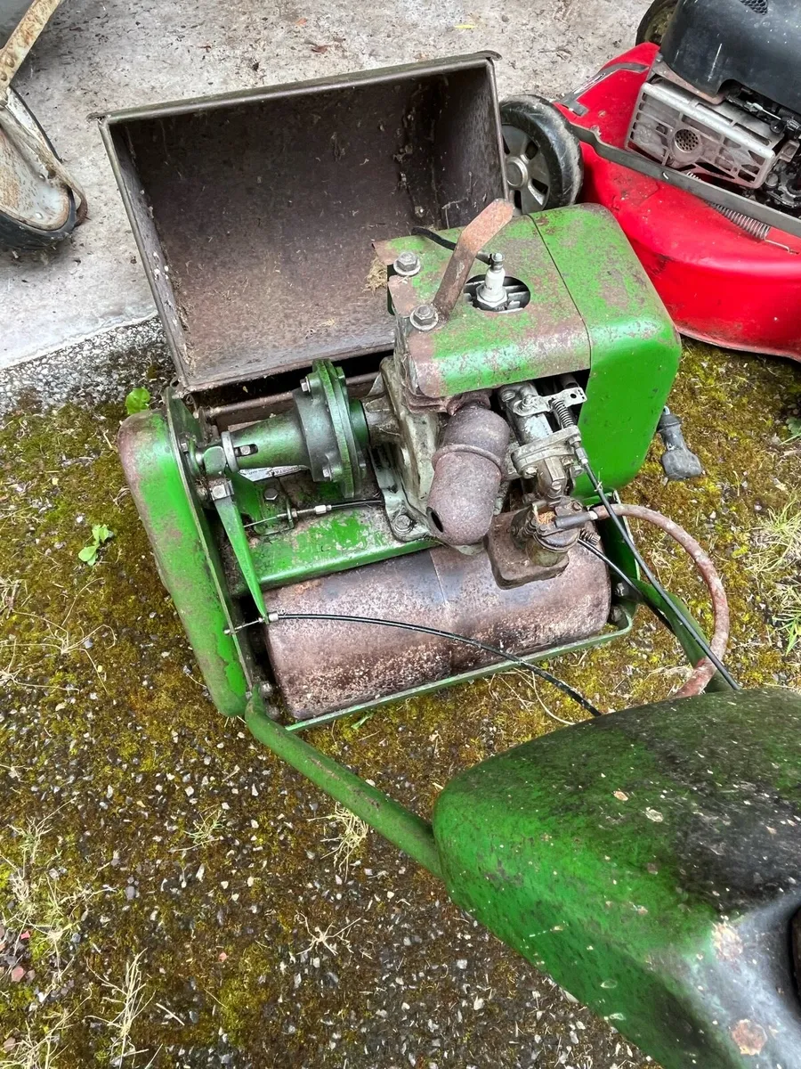 Qualcast commodore petrol lawnmower - Image 3