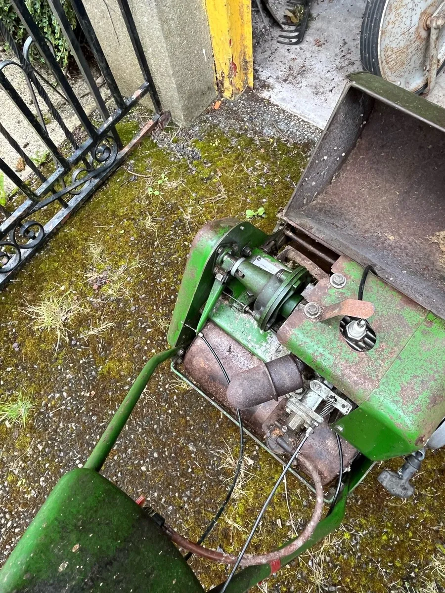 Qualcast commodore petrol lawnmower - Image 4