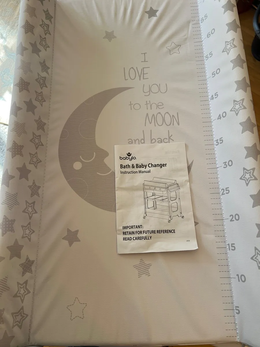 Bath and baby changing table like new!! - Image 1