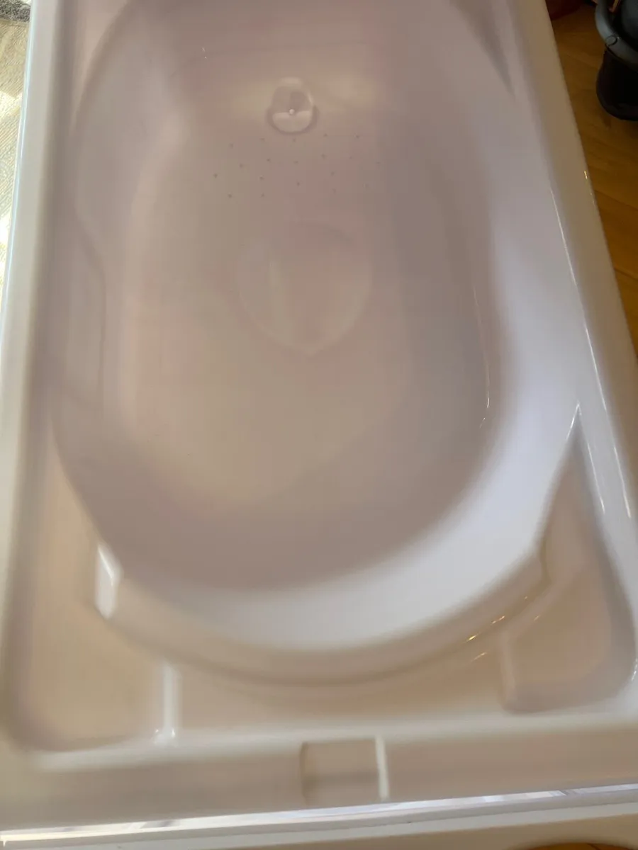 Bath and baby changing table like new!! - Image 4